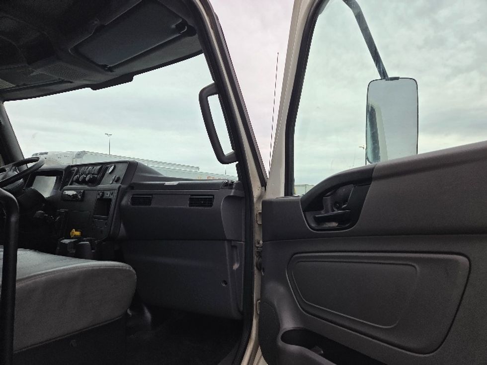 Medium Duty Box Truck-Light and Medium Duty Trucks-International-2020-MV607-Kansas City-MO-359,984\n\t\tmiles-$ 21,750 - Image 20