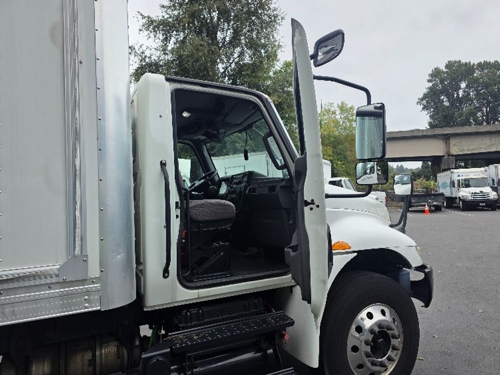 Medium Duty Box Truck-Light and Medium Duty Trucks-International-2020-MV607-Kent-WA-123,015\n\t\tmiles-$ 46,750 - Image 20