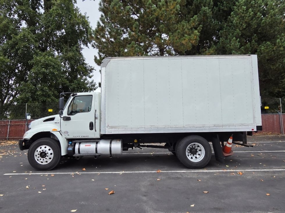 Medium Duty Box Truck-Light and Medium Duty Trucks-International-2020-MV607-Kent-WA-141,281\n\t\tmiles-$ 45,000 - Image 4