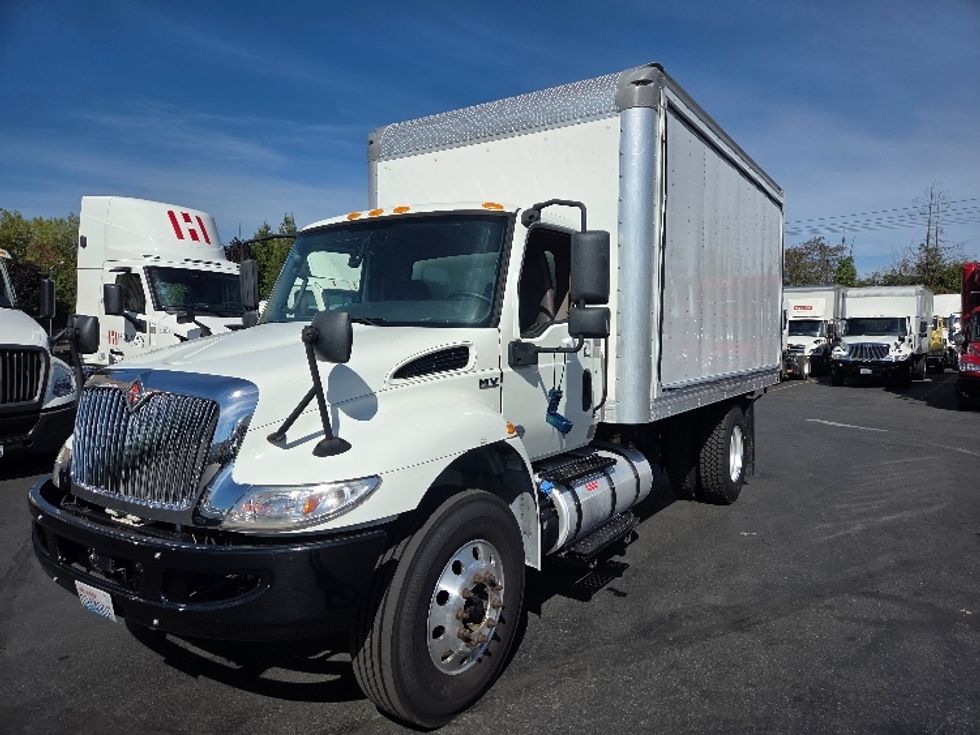 Medium Duty Box Truck-Light and Medium Duty Trucks-International-2020-MV607-Kent-WA-144,750\n\t\tmiles-$ 46,250 - Image 1