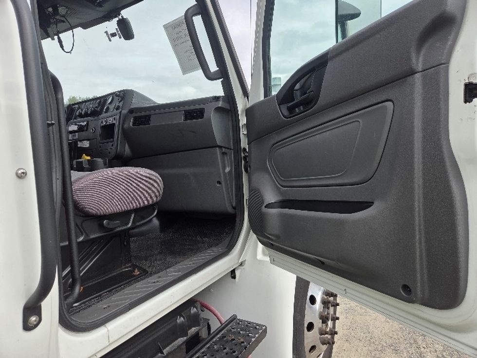 Medium Duty Box Truck-Light and Medium Duty Trucks-International-2020-MV607-Kent-WA-145,762\n\t\tmiles-$ 44,500 - Image 19