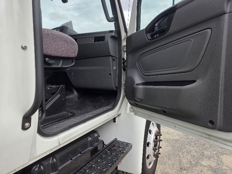 Medium Duty Box Truck-Light and Medium Duty Trucks-International-2020-MV607-Kent-WA-146,773\n\t\tmiles-$ 44,250 - Image 20