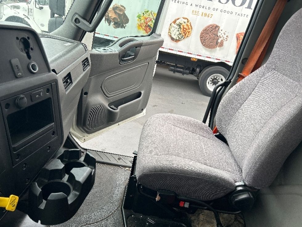Medium Duty Box Truck-Light and Medium Duty Trucks-International-2020-MV607-Kent-WA-151,919\n\t\tmiles-$ 40,500 - Image 19