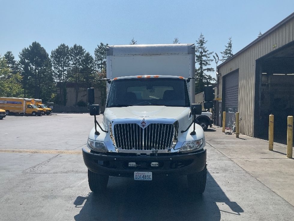 Medium Duty Box Truck-Light and Medium Duty Trucks-International-2020-MV607-Kent-WA-179,237\n\t\tmiles-$ 39,750 - Image 2