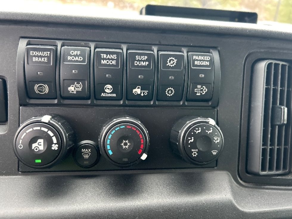 Medium Duty Box Truck-Light and Medium Duty Trucks-International-2020-MV607-King Of Prussia-PA-139,023\n\t\tmiles-$ 46,750 - Image 24