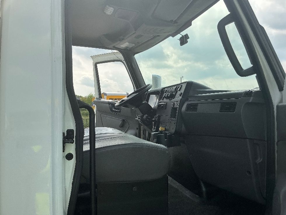 Medium Duty Box Truck-Light and Medium Duty Trucks-International-2020-MV607-La Porte-IN-209,487\n\t\tmiles-$ 43,000 - Image 17