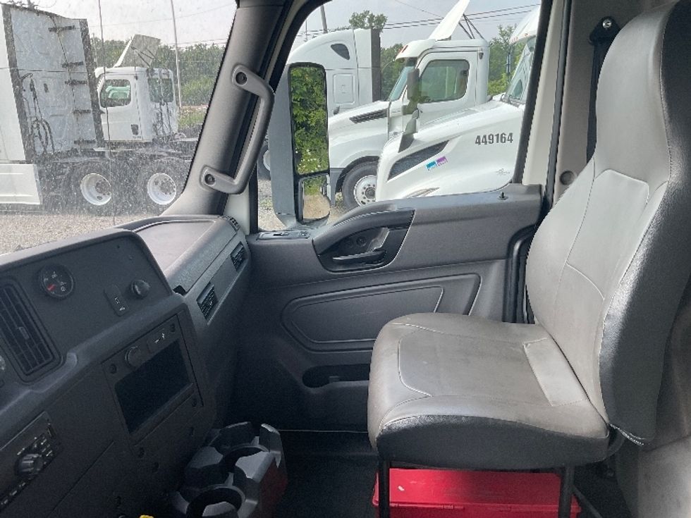 Medium Duty Box Truck-Light and Medium Duty Trucks-International-2020-MV607-La Porte-IN-270,540\n\t\tmiles-$ 31,750 - Image 18