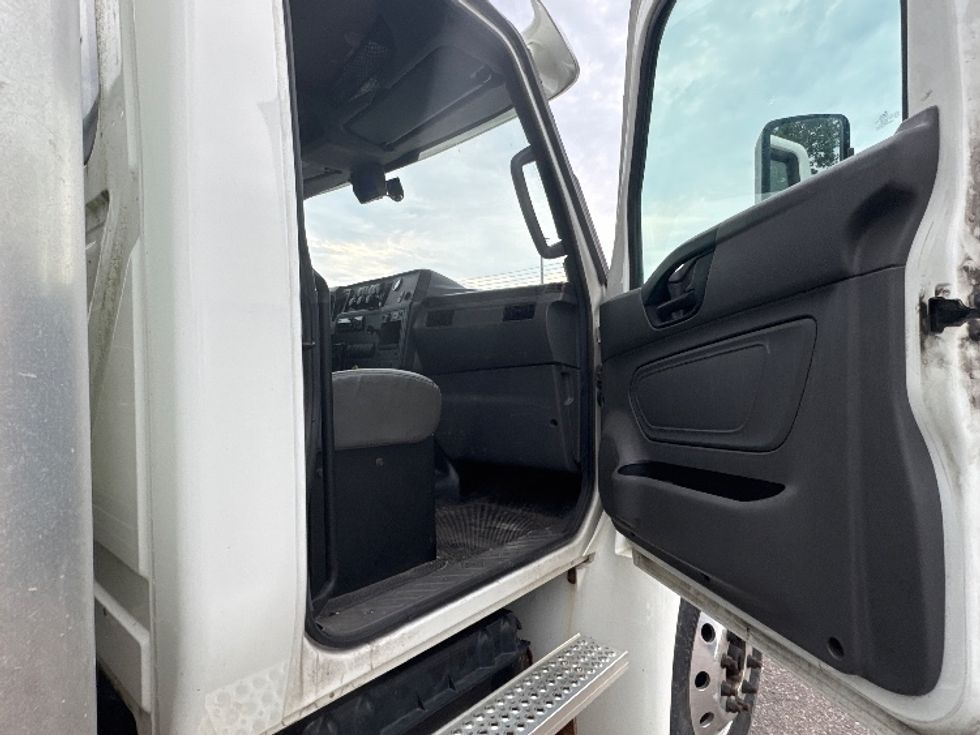 Medium Duty Box Truck-Light and Medium Duty Trucks-International-2020-MV607-Lansing-MI-130,316\n\t\tmiles-$ 60,750 - Image 20