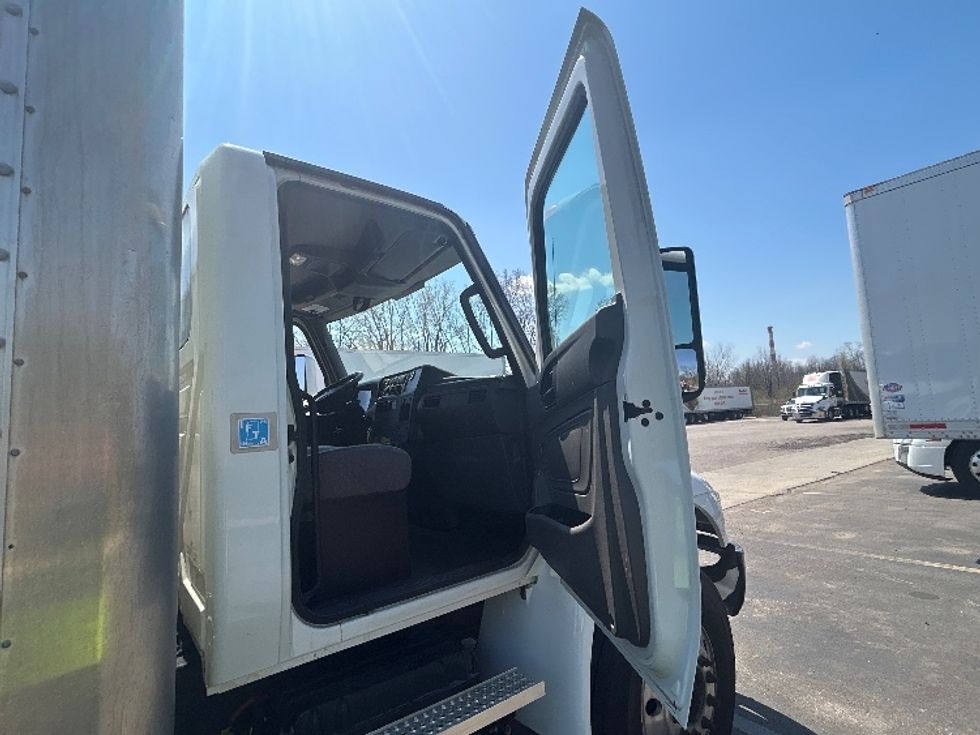 Medium Duty Box Truck-Light and Medium Duty Trucks-International-2020-MV607-Lansing-MI-132,586\n\t\tmiles-$ 56,500 - Image 20