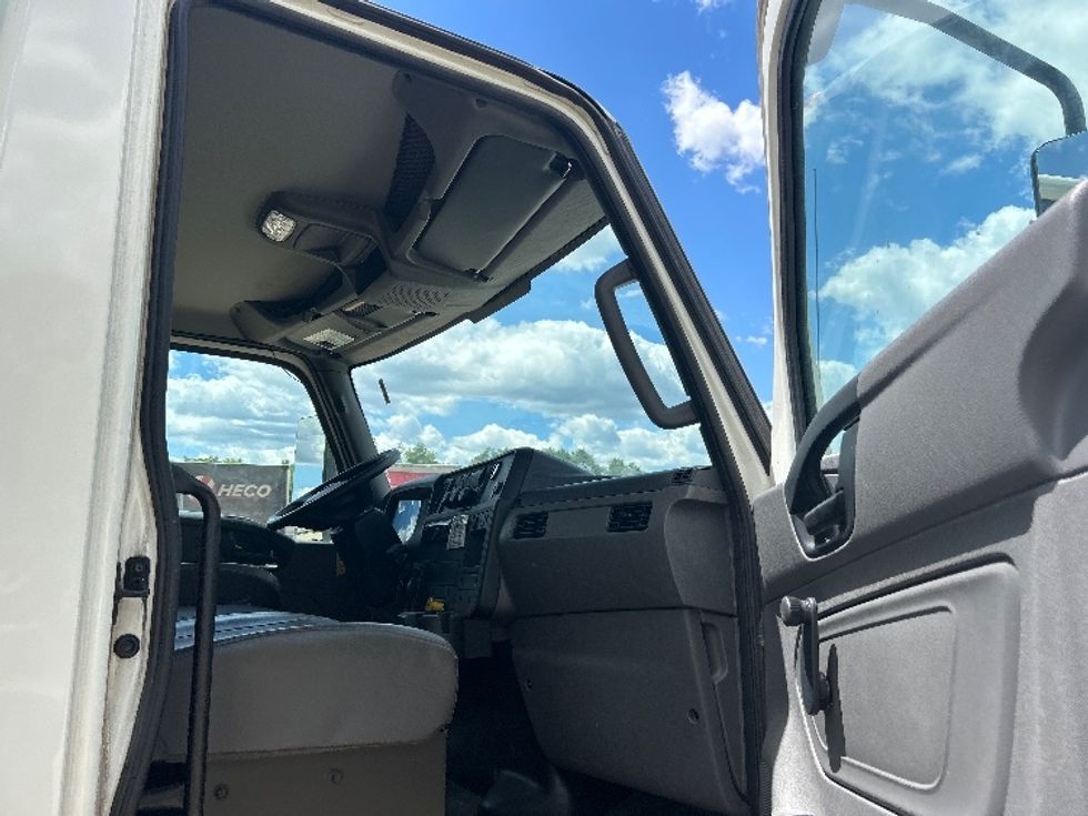 Medium Duty Box Truck-Light and Medium Duty Trucks-International-2020-MV607-Lansing-MI-31,018\n\t\tmiles-$ 62,250 - Image 20