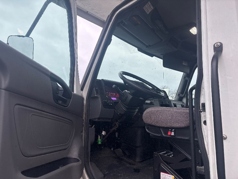 Medium Duty Box Truck-Light and Medium Duty Trucks-International-2020-MV607-Lansing-MI-313,324\n\t\tmiles-$ 29,250 - Image 16