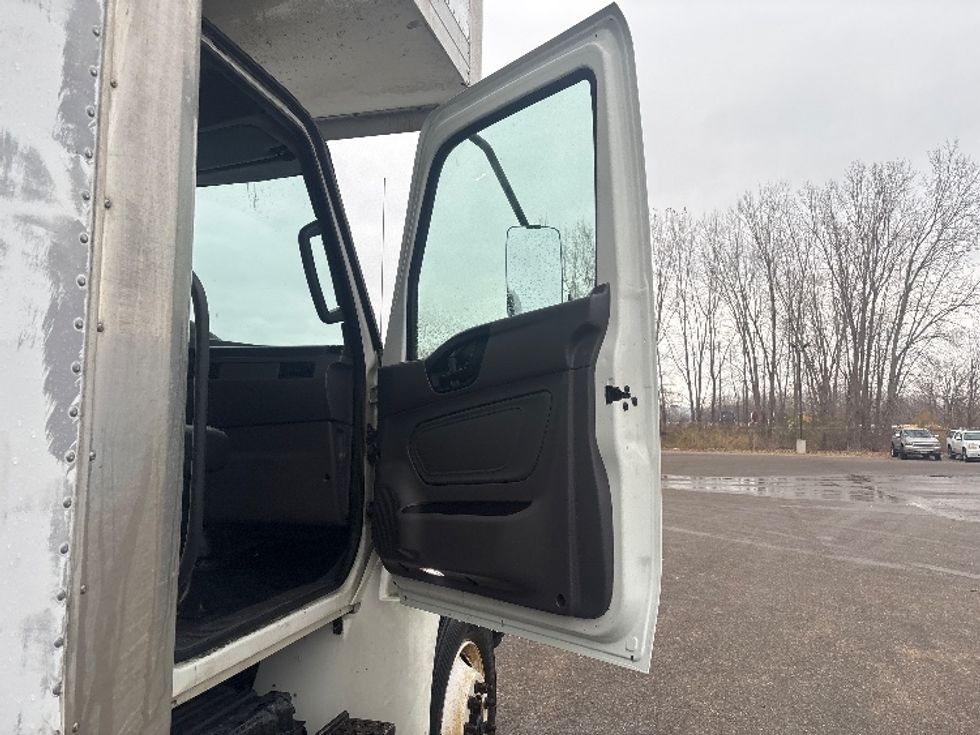 Medium Duty Box Truck-Light and Medium Duty Trucks-International-2020-MV607-Lansing-MI-337,803\n\t\tmiles-$ 25,500 - Image 19