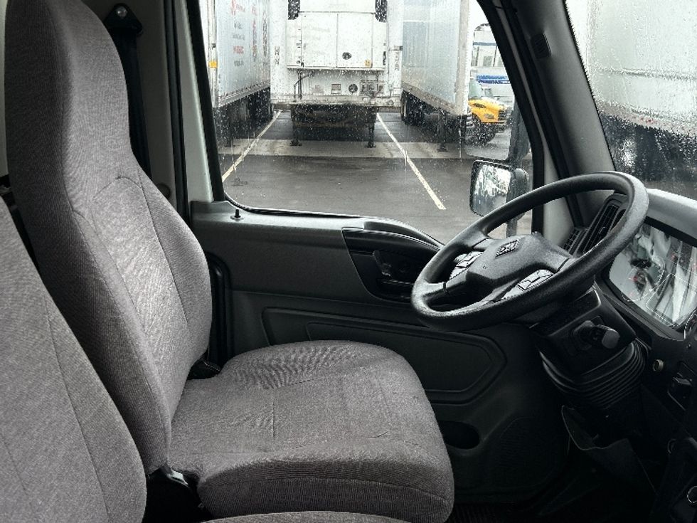 Medium Duty Box Truck-Light and Medium Duty Trucks-International-2020-MV607-Linden-NJ-181,700\n\t\tmiles-$ 55,750 - Image 22