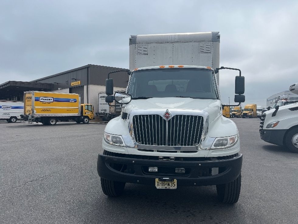 Medium Duty Box Truck-Light and Medium Duty Trucks-International-2020-MV607-Linden-NJ-182,513\n\t\tmiles-$ 39,750 - Image 2