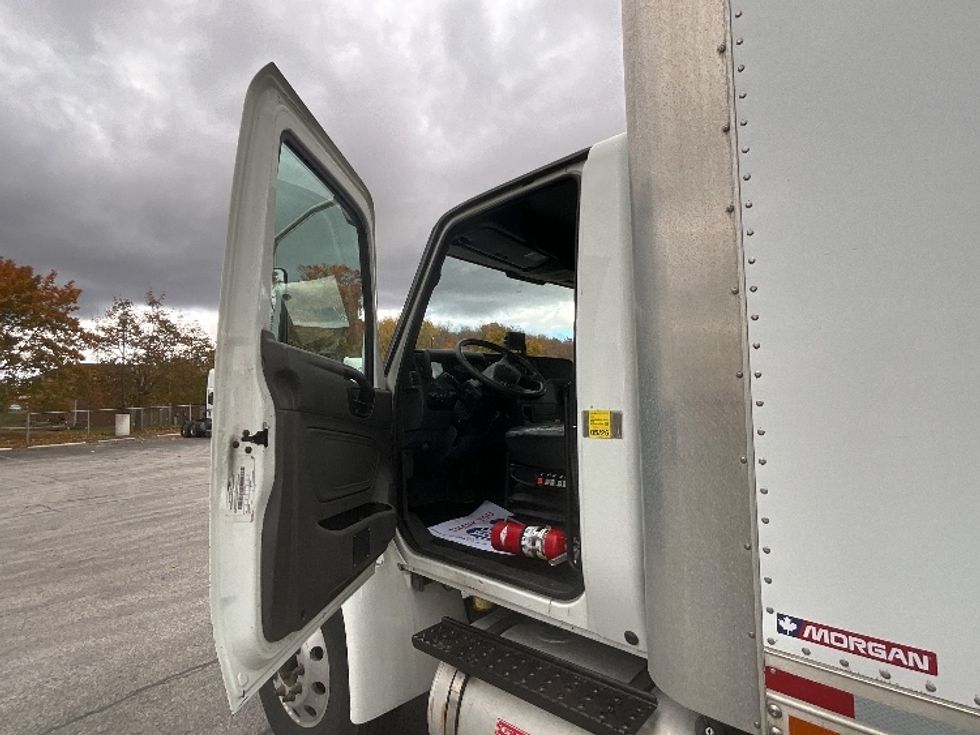 Medium Duty Box Truck-Light and Medium Duty Trucks-International-2020-MV607-London-ON-515,452\n\t\tkm-$ 27,500 - Image 16