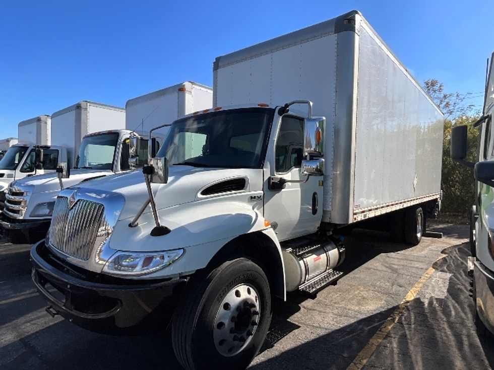 Medium Duty Box Truck-Light and Medium Duty Trucks-International-2020-MV607-London-ON-515,452\n\t\tkm-$ 27,500 - Image 3