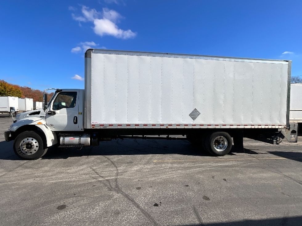 Medium Duty Box Truck-Light and Medium Duty Trucks-International-2020-MV607-London-ON-515,452\n\t\tkm-$ 27,500 - Image 4