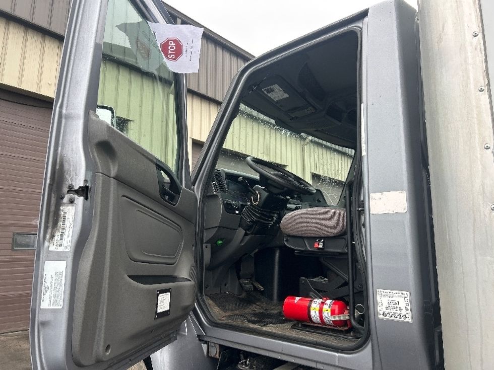 Medium Duty Box Truck-Light and Medium Duty Trucks-International-2020-MV607-Londonderry-NH-138,860\n\t\tmiles-$ 53,000 - Image 15