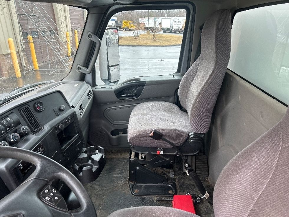 Medium Duty Box Truck-Light and Medium Duty Trucks-International-2020-MV607-Londonderry-NH-138,860\n\t\tmiles-$ 53,000 - Image 18