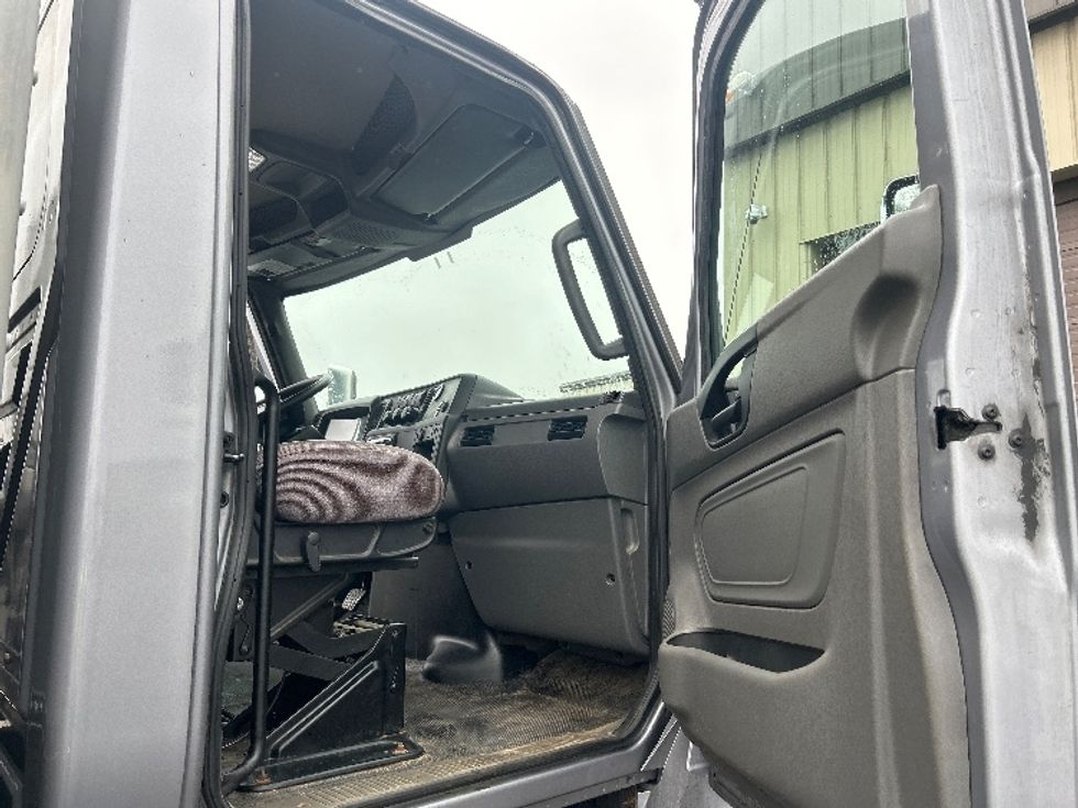 Medium Duty Box Truck-Light and Medium Duty Trucks-International-2020-MV607-Londonderry-NH-138,860\n\t\tmiles-$ 53,000 - Image 19