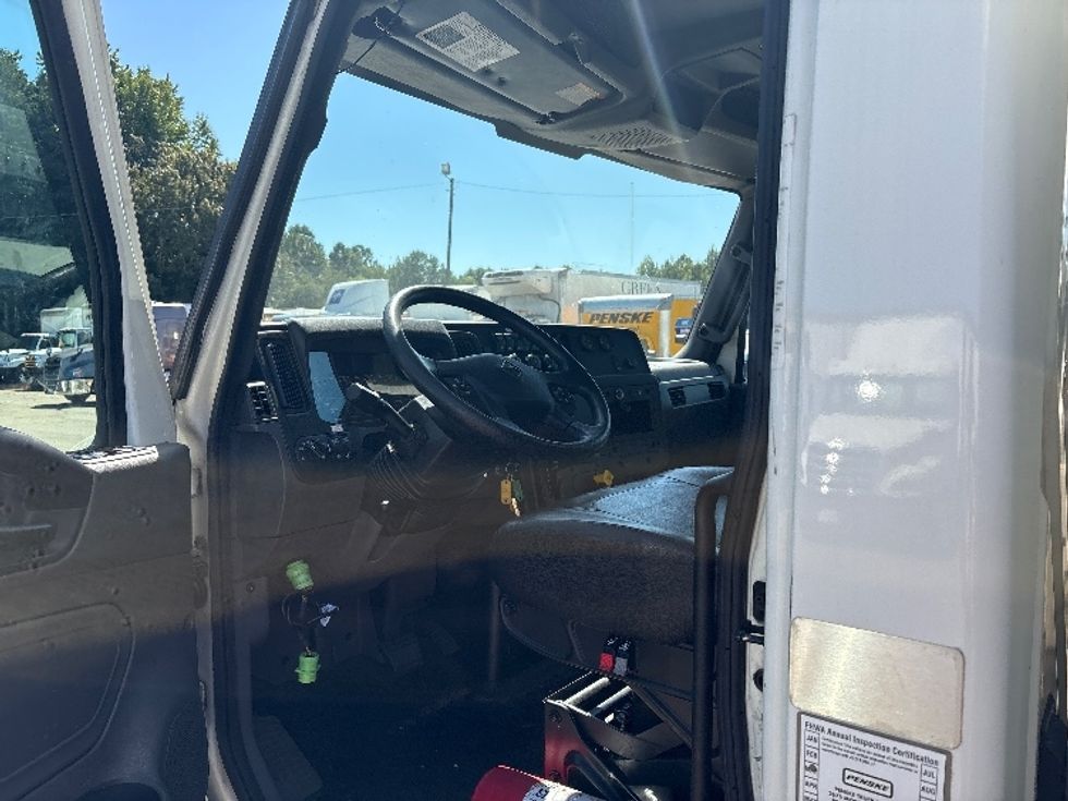 Medium Duty Box Truck-Light and Medium Duty Trucks-International-2020-MV607-Mebane-NC-195,447\n\t\tmiles-$ 49,250 - Image 16