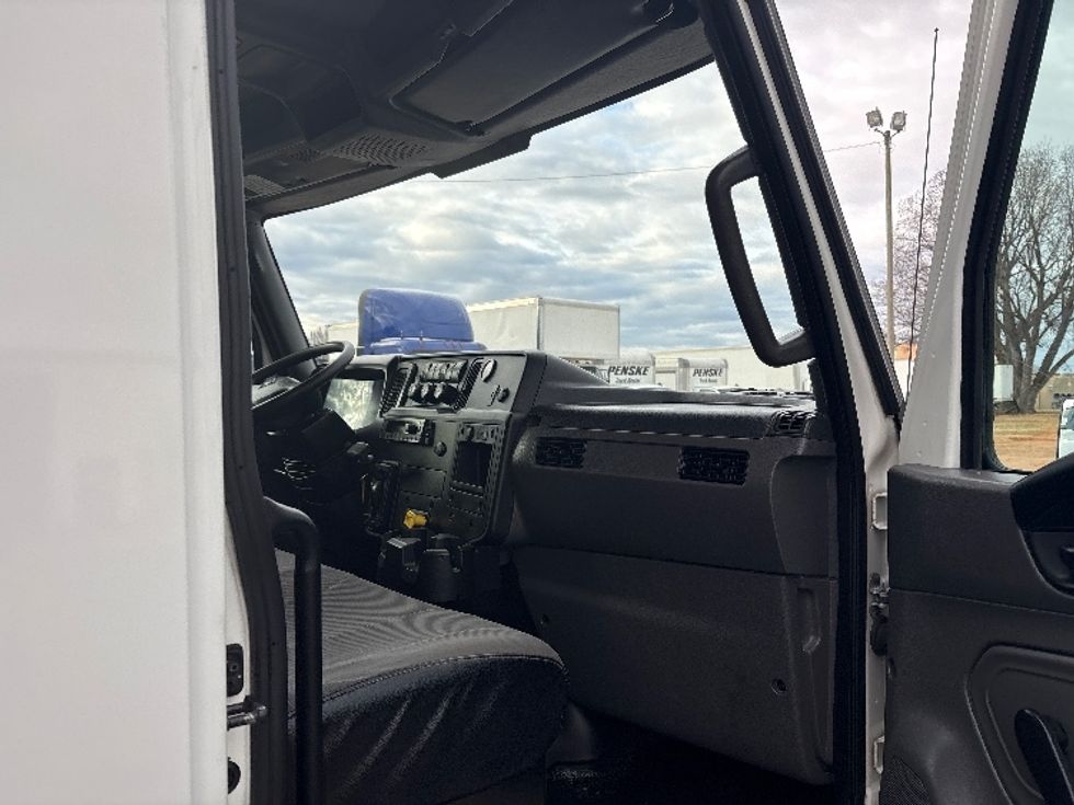 Medium Duty Box Truck-Light and Medium Duty Trucks-International-2020-MV607-Mebane-NC-197,365\n\t\tmiles-$ 48,750 - Image 20