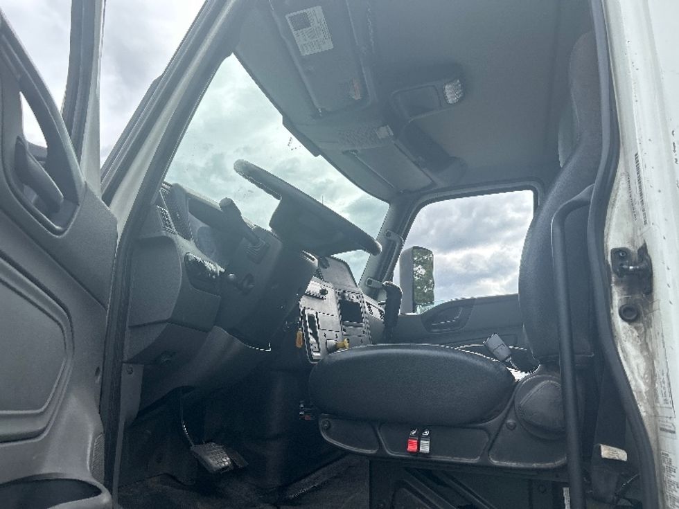 Medium Duty Box Truck-Light and Medium Duty Trucks-International-2020-MV607-Middlefield-OH-269,611\n\t\tmiles-$ 38,250 - Image 16