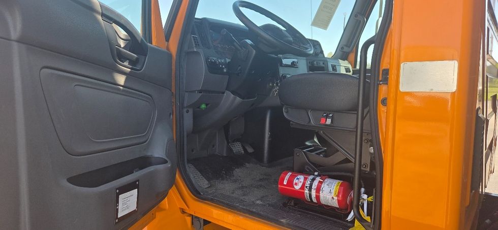 Medium Duty Box Truck-Light and Medium Duty Trucks-International-2020-MV607-Middlefield-OH-270,861\n\t\tmiles-$ 38,000 - Image 16
