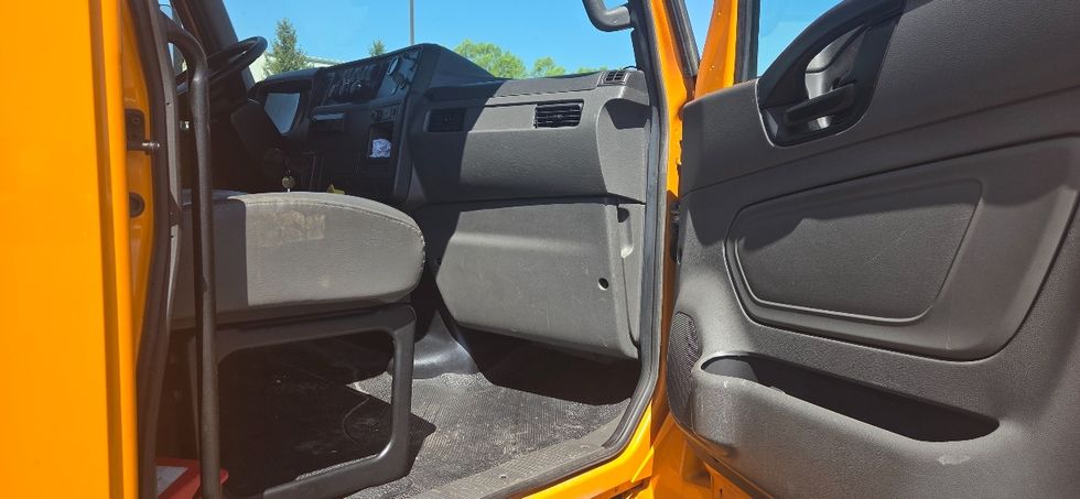 Medium Duty Box Truck-Light and Medium Duty Trucks-International-2020-MV607-Middlefield-OH-270,861\n\t\tmiles-$ 38,000 - Image 19