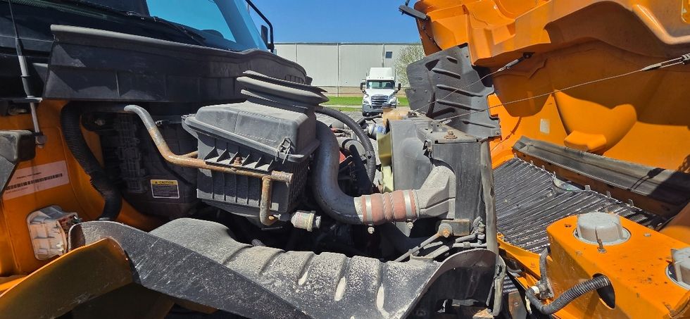 Medium Duty Box Truck-Light and Medium Duty Trucks-International-2020-MV607-Middlefield-OH-270,861\n\t\tmiles-$ 38,000 - Image 22