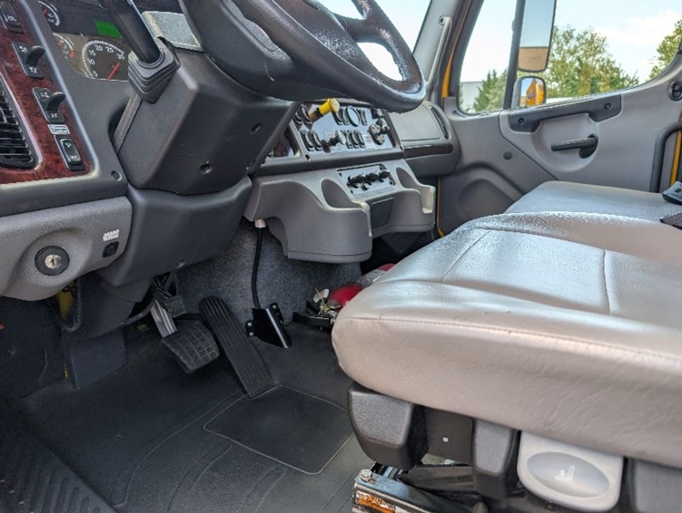 Medium Duty Box Truck-Light and Medium Duty Trucks-International-2020-MV607-Milford-DE-231,012\n\t\tmiles-$ 43,000 - Image 17