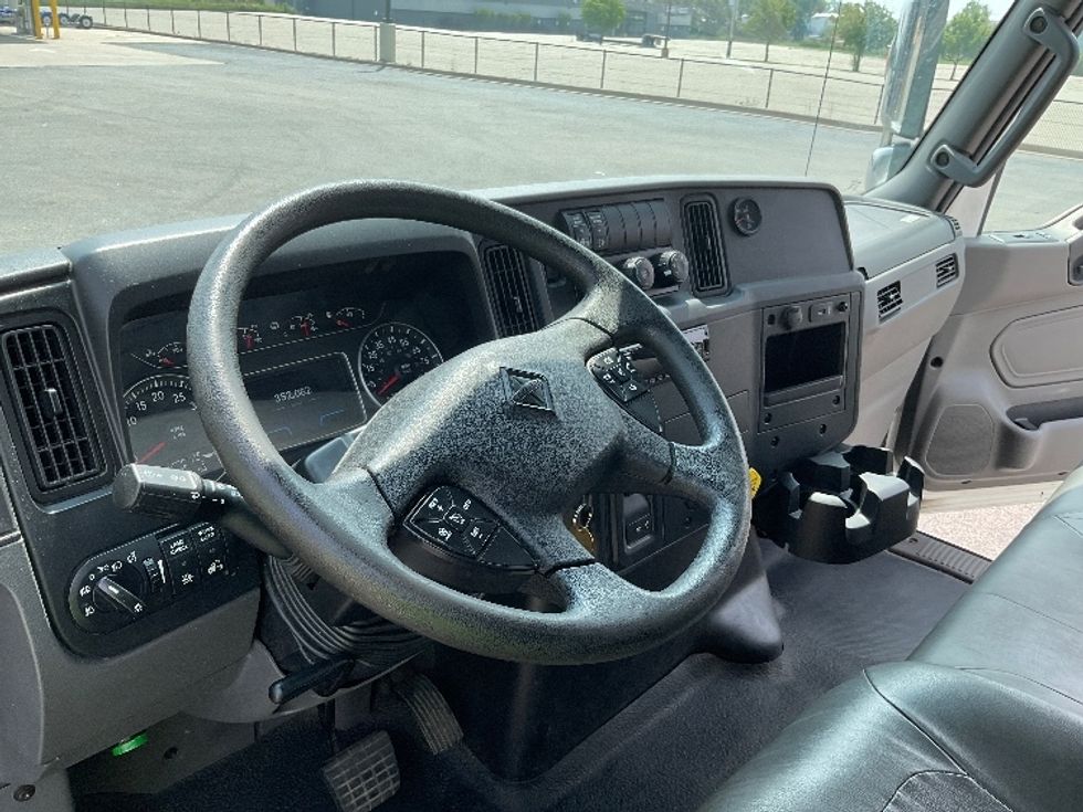 Medium Duty Box Truck-Light and Medium Duty Trucks-International-2020-MV607-Milwaukee-WI-352,081\n\t\tmiles-$ 21,750 - Image 17