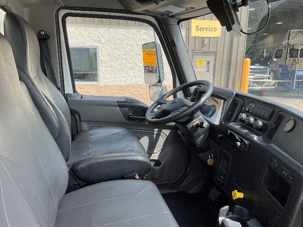 Medium Duty Box Truck-Light and Medium Duty Trucks-International-2020-MV607-Milwaukee-WI-352,081\n\t\tmiles-$ 21,750 - Image 22