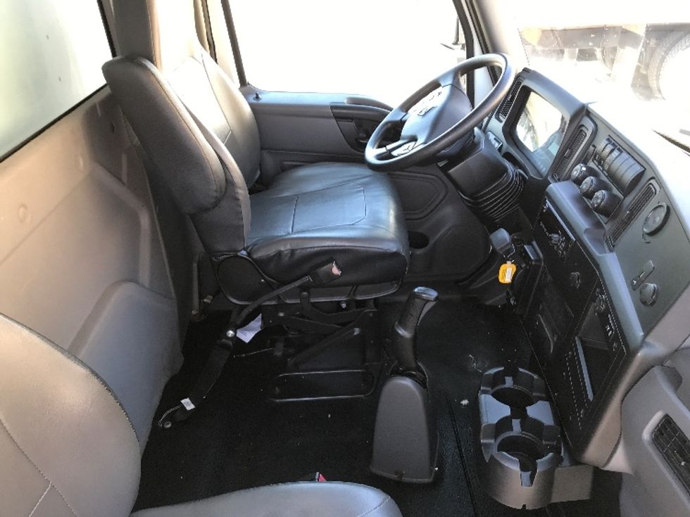 Medium Duty Box Truck-Light and Medium Duty Trucks-International-2020-MV607-Mississauga-ON-121,888\n\t\tkm-$ 62,500 - Image 22