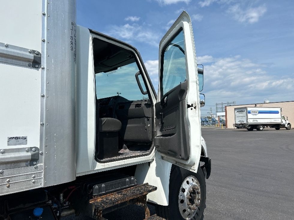 Medium Duty Box Truck-Light and Medium Duty Trucks-International-2020-MV607-Mississauga-ON-127,909\n\t\tkm-$ 60,000 - Image 19