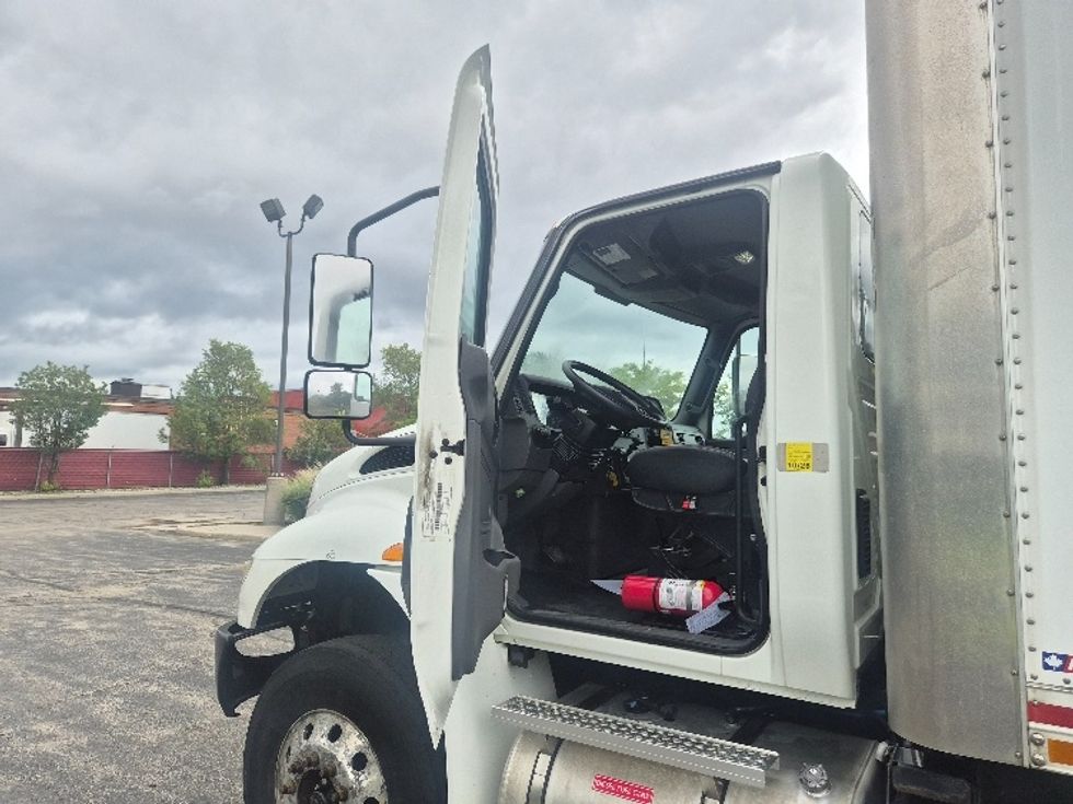 Medium Duty Box Truck-Light and Medium Duty Trucks-International-2020-MV607-Mississauga-ON-135,432\n\t\tkm-$ 62,750 - Image 16