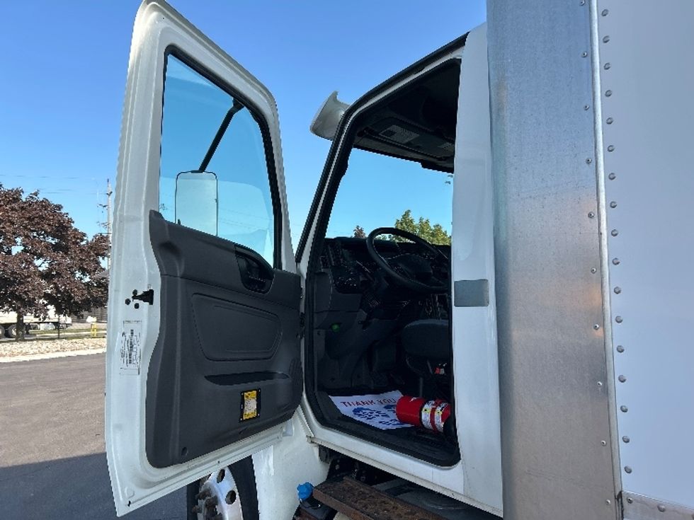 Medium Duty Box Truck-Light and Medium Duty Trucks-International-2020-MV607-Mississauga-ON-165,814\n\t\tkm-$ 61,500 - Image 16