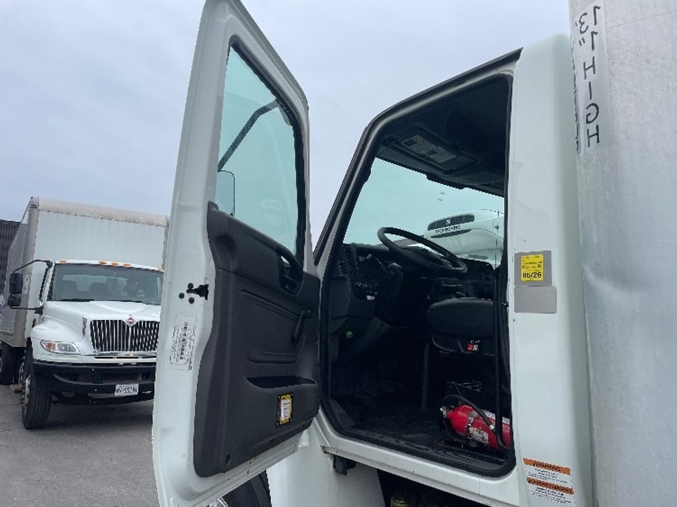Medium Duty Box Truck-Light and Medium Duty Trucks-International-2020-MV607-Mississauga-ON-215,360\n\t\tkm-$ 69,750 - Image 16
