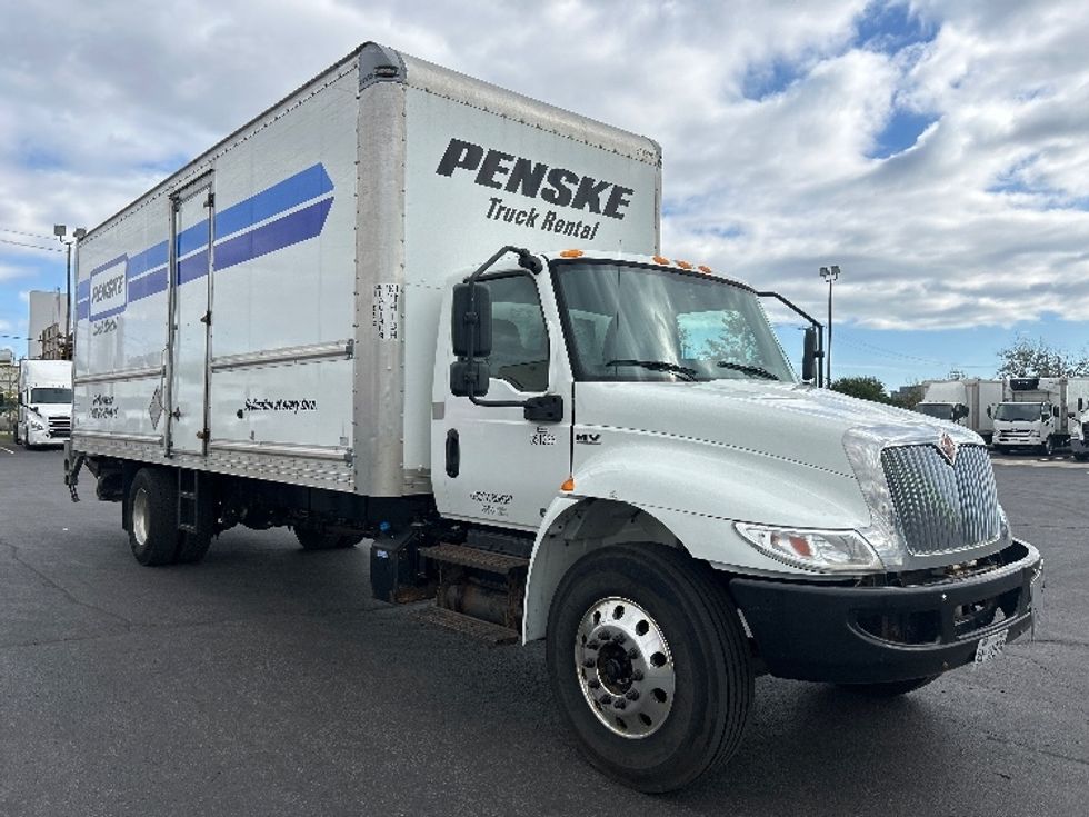 Medium Duty Box Truck-Light and Medium Duty Trucks-International-2020-MV607-Mississauga-ON-305,854\n\t\tkm-$ 50,250 - Image 1