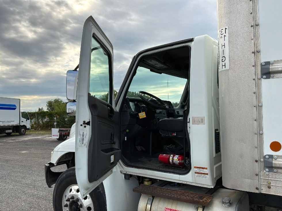Medium Duty Box Truck-Light and Medium Duty Trucks-International-2020-MV607-Montreal-PQ-295,381\n\t\tkm-$ 45,000 - Image 16