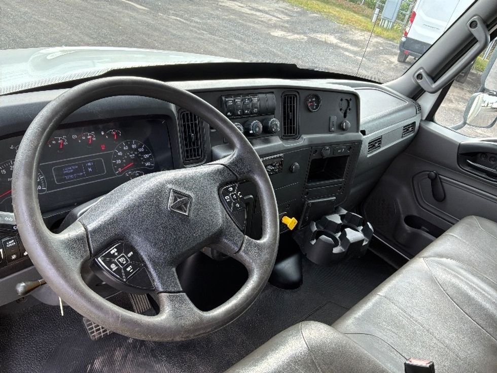 Medium Duty Box Truck-Light and Medium Duty Trucks-International-2020-MV607-Montreal-PQ-295,381\n\t\tkm-$ 45,000 - Image 17