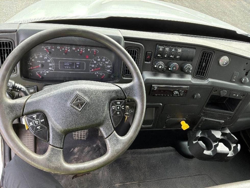 Medium Duty Box Truck-Light and Medium Duty Trucks-International-2020-MV607-Montreal-PQ-295,381\n\t\tkm-$ 45,000 - Image 18