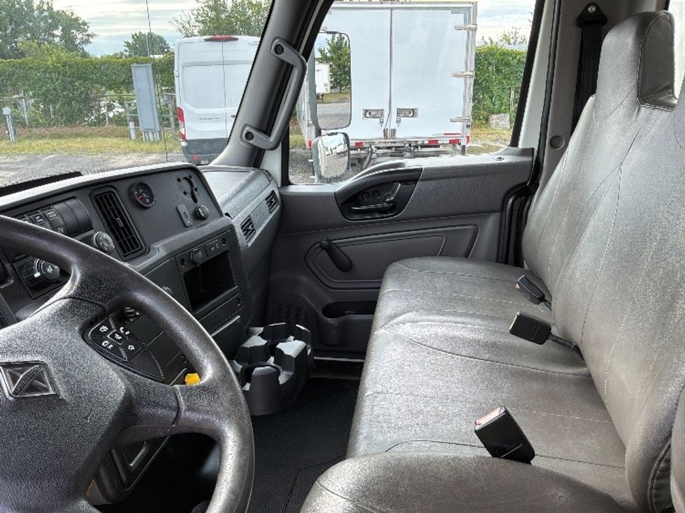 Medium Duty Box Truck-Light and Medium Duty Trucks-International-2020-MV607-Montreal-PQ-295,381\n\t\tkm-$ 45,000 - Image 19