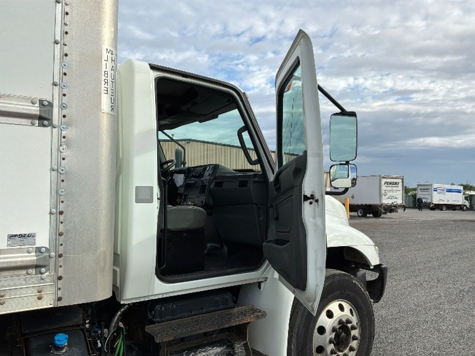 Medium Duty Box Truck-Light and Medium Duty Trucks-International-2020-MV607-Montreal-PQ-295,381\n\t\tkm-$ 45,000 - Image 20