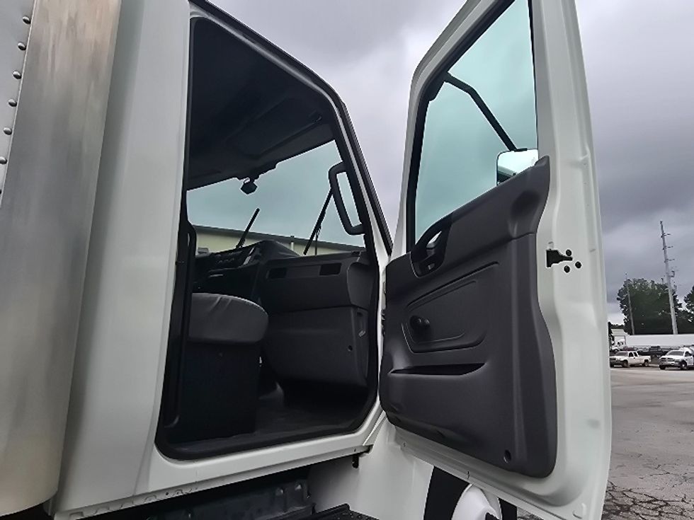 Medium Duty Box Truck-Light and Medium Duty Trucks-International-2020-MV607-Newnan-GA-215,190\n\t\tmiles-$ 42,500 - Image 20