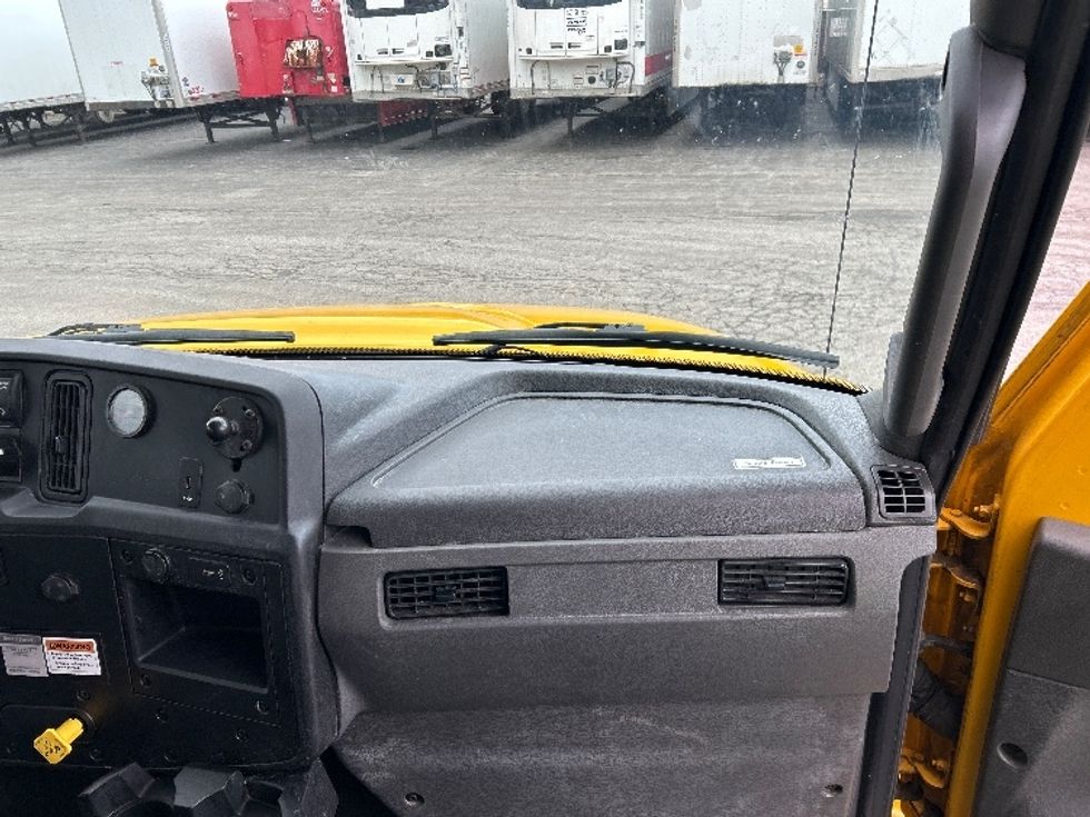 Medium Duty Box Truck-Light and Medium Duty Trucks-International-2020-MV607-Oakwood Village-OH-200,178\n\t\tmiles-$ 42,500 - Image 21