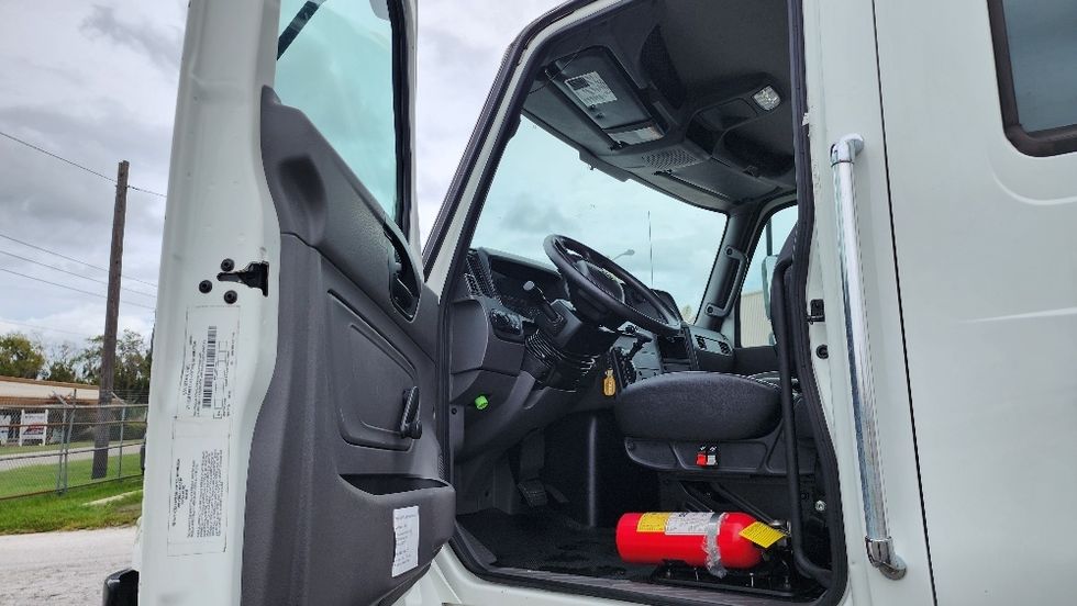 Medium Duty Box Truck-Light and Medium Duty Trucks-International-2020-MV607-Ocala-FL-100,000\n\t\tmiles-$ 69,250 - Image 16