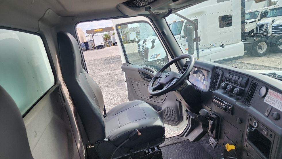 Medium Duty Box Truck-Light and Medium Duty Trucks-International-2020-MV607-Ocala-FL-137,449\n\t\tmiles-$ 57,500 - Image 22