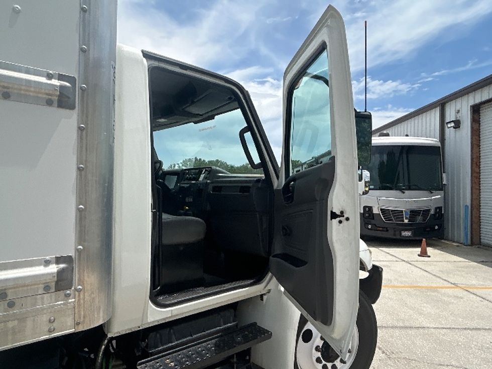 Medium Duty Box Truck-Light and Medium Duty Trucks-International-2020-MV607-Orlando-FL-134,328\n\t\tmiles-$ 53,000 - Image 19