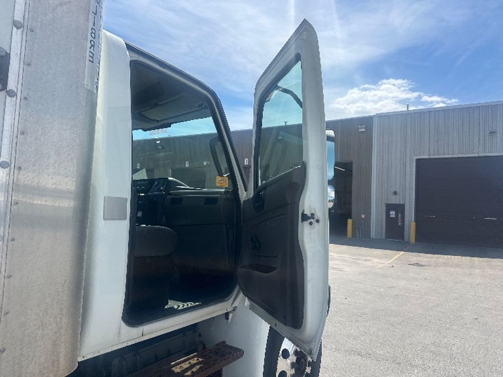 Medium Duty Box Truck-Light and Medium Duty Trucks-International-2020-MV607-Oshawa-ON-317,434\n\t\tkm-$ 45,750 - Image 20